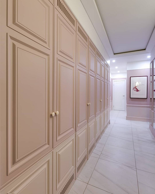 Ергономічна вбудована шафа: зручний простір для зберігання речей та одягу.