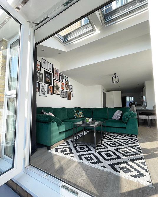 Кольорові акценти в дизайні вітальні: стильний диван та інтер'єрні рішення для затишку.