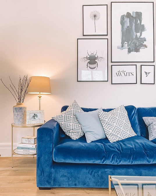 Дизайн вітальні з акцентом на яскравий диван: стильні кольори та м'які меблі.