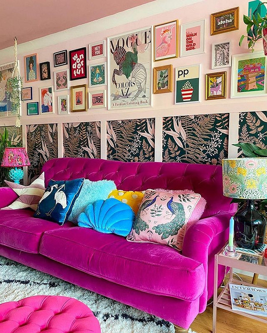 Дизайн вітальні з яскравим диваном: стильний акцент та комфортні м'які меблі.