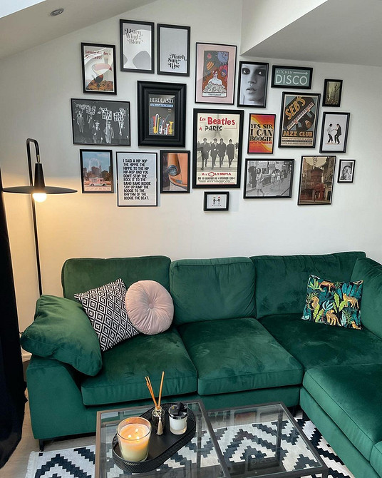 Яскравий диван в інтер'єрі вітальні: кольорові рішення та комфорт м'яких меблів.