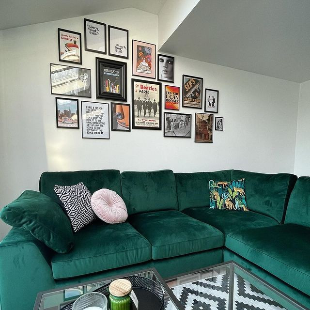 Дизайн вітальні: кольоровий диван як акцент в інтер'єрних рішеннях для дому.