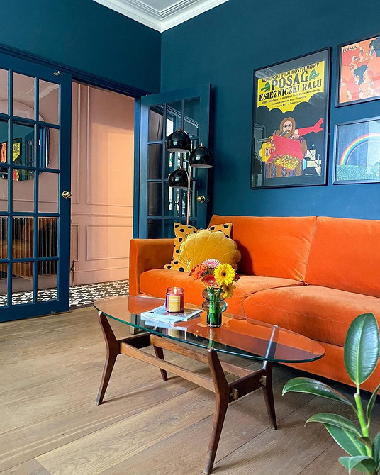 Яскравий диван у вітальні: основа дизайну, акценти та зручні м'які меблі.