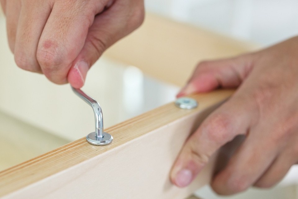 Як зібрати меблі своїми руками: корисні поради для тих, хто хоче заощадити.