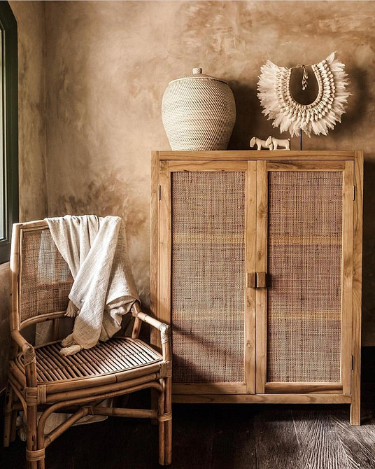 Екзотичні ротангові меблі для створення південної атмосфери в інтер'єрі кімнати.