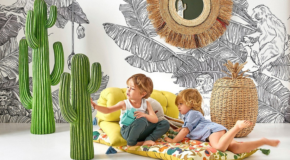 Затишний інтер'єр з меблями з ротангу: крісло, стіл та декор для дому.