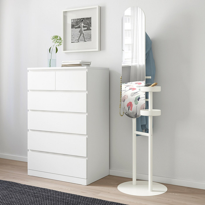 IKEA: Настінна полиця Настінна полиця IKEA економить місце у кімнаті, ідеальне рішення для компактного зберігання речей.