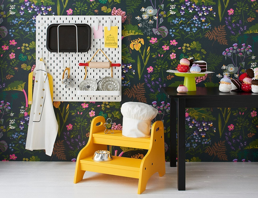 Багатофункціональне ліжко IKEA з місцем для зберігання: ідеальне рішення для малогабаритної квартири.