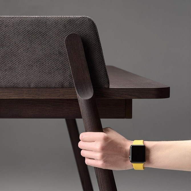 Тренди меблів 2024: Стильний журнальний столик з натурального дерева та металу.