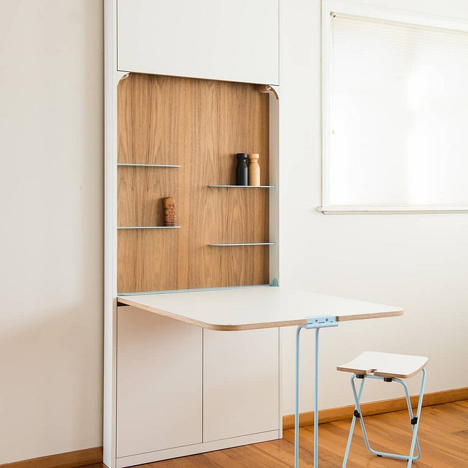 Натуральні матеріали 2024: комод з дерева та дзеркало в рамі з лози для еко-дизайну інтер'єру.