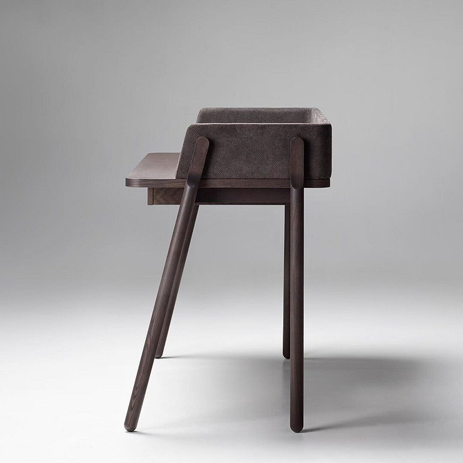 Компактні рішення для меблів 2024: Складний стіл для кухні, що економить простір.