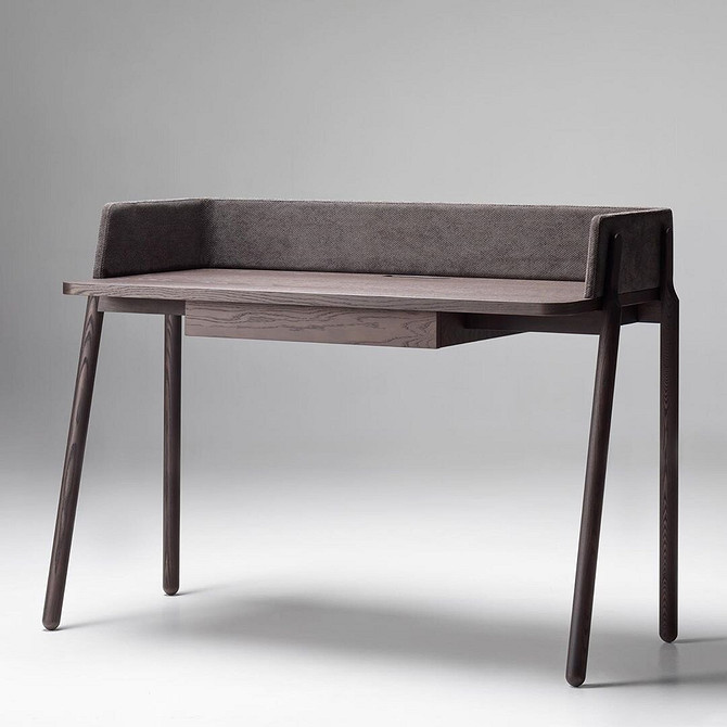 Натуральні матеріали в меблях 2024: Дерев'яний стіл ручної роботи з екологічно чистих матеріалів.