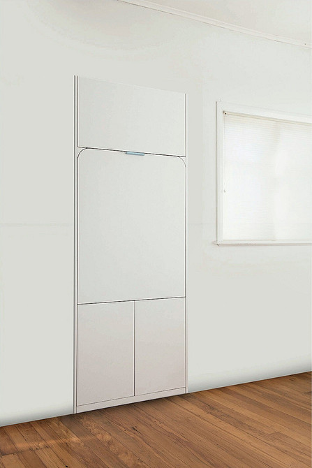 Тренди меблів 2024: обідній стіл з масиву дерева та стільці з м'якою оббивкою пастельних тонів.