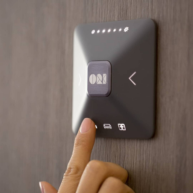 Сучасні меблеві тренди 2024: використання натуральних матеріалів у дизайні інтер'єру вітальні.