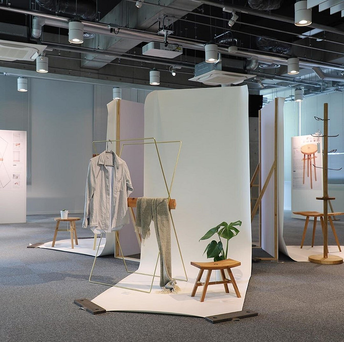 Тренди меблів 2024: елегантна вітальня з диваном із натуральної шкіри та дерев'яними елементами.