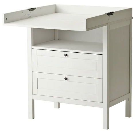 Крісло-ліжко IKEA: зручне крісло для відпочинку і додаткове спальне місце для гостей.