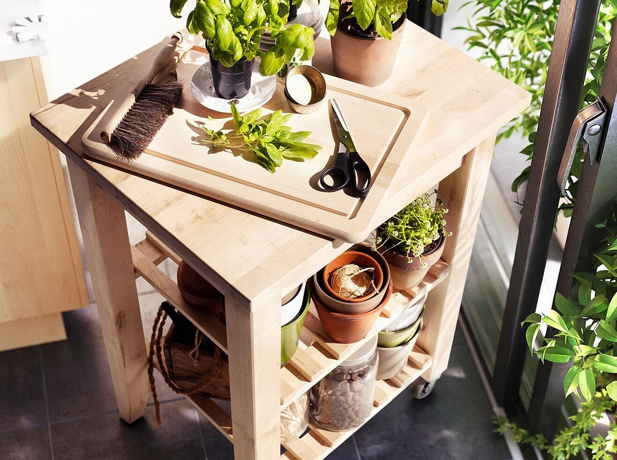 Мобільні меблі IKEA: візок для зберігання в сучасному мінімалістичному інтер'єрі квартири-студії.