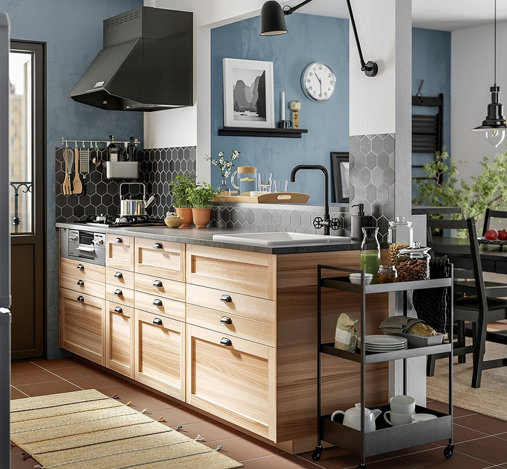 Меблі на колесах IKEA: зручне зберігання та легка трансформація простору квартири-студії.