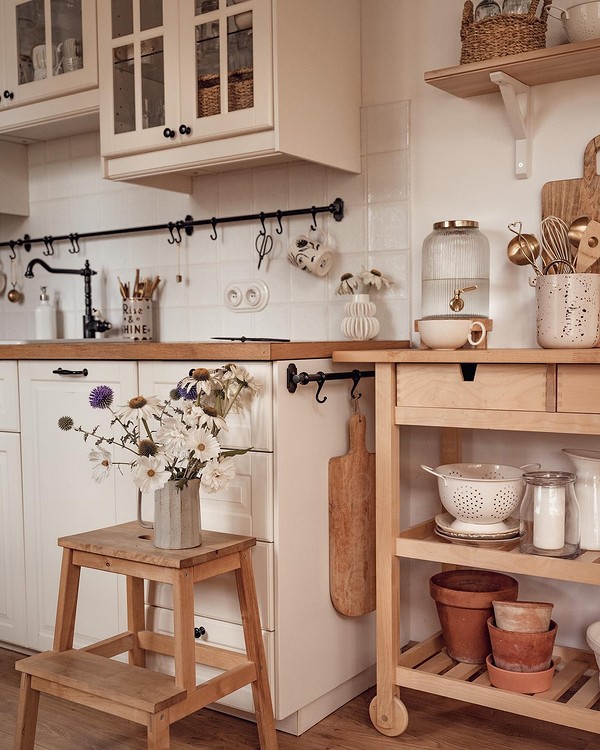 М'яка панель на торці шафи: затишок, додаткова звукоізоляція кімнати та декор.