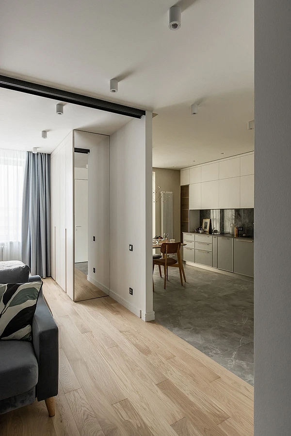 Організація робочого місця біля шафи: стіл, полиці для зберігання та крісло.