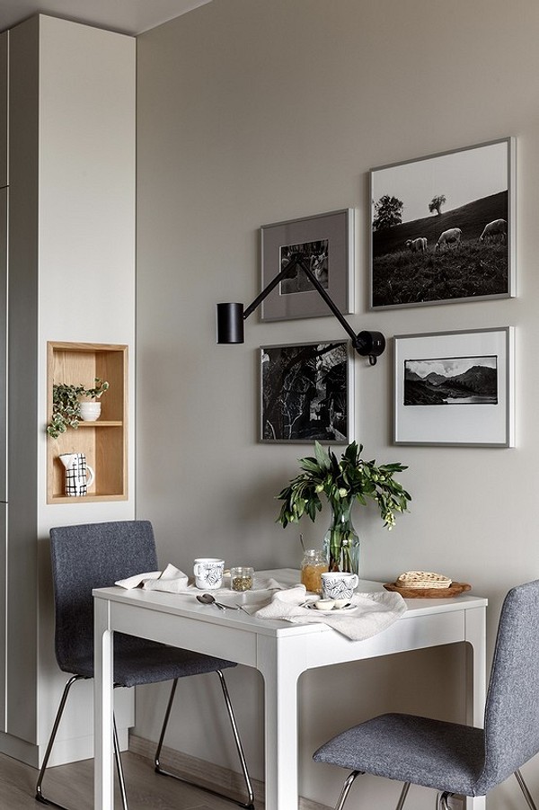 Дошка для записів та нагадувань на торцевій стінці шафи в домі.