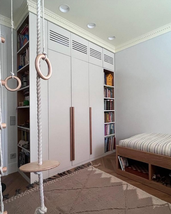 Вертикальний сад на торці шафи додає свіжості та зелені в інтер'єр оселі.