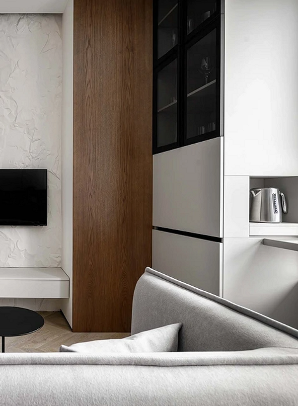 Гачки для одягу та аксесуарів на торці шафи для зручного зберігання речей.