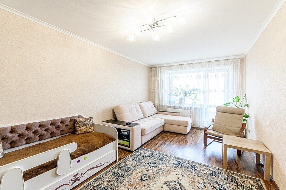 Приклад застарілого дивану: антитренди в інтер'єрі, що візуально здешевлюють простір.