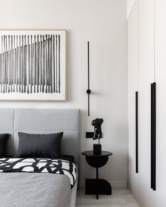 Світла спальня з білими меблями та шторами яскравого кольору, що додають акценту