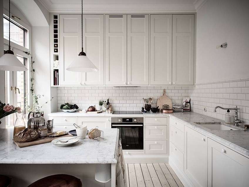 Сучасна біла кухня 2026 з мінімалістичним декором та світлими меблями.