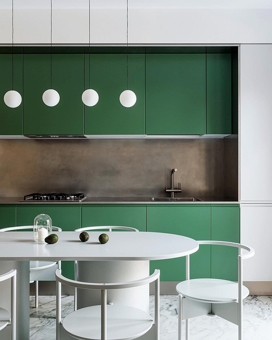 Світла кухня з білими фасадами 2026 та яскравими акцентами в декорі.