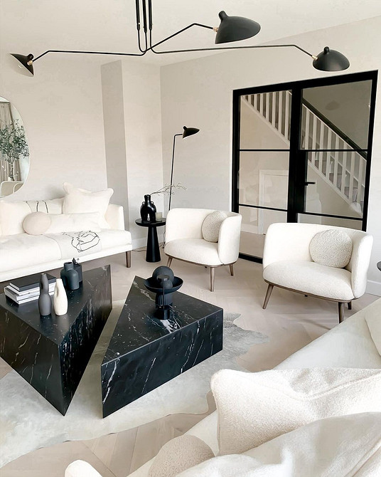 Біла кутова кухня 2026 з вбудованою технікою та зручним плануванням.