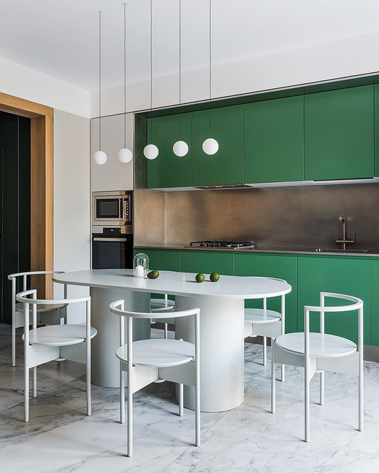 Світла дитяча кімната з білими меблями: ідеальний простір для дитини.