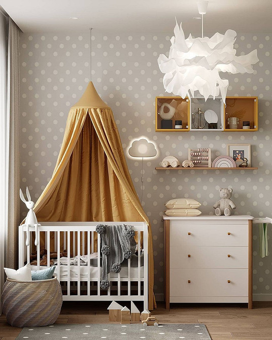 Світла спальня з білими меблями та великими вікнами, наповненими природним світлом.