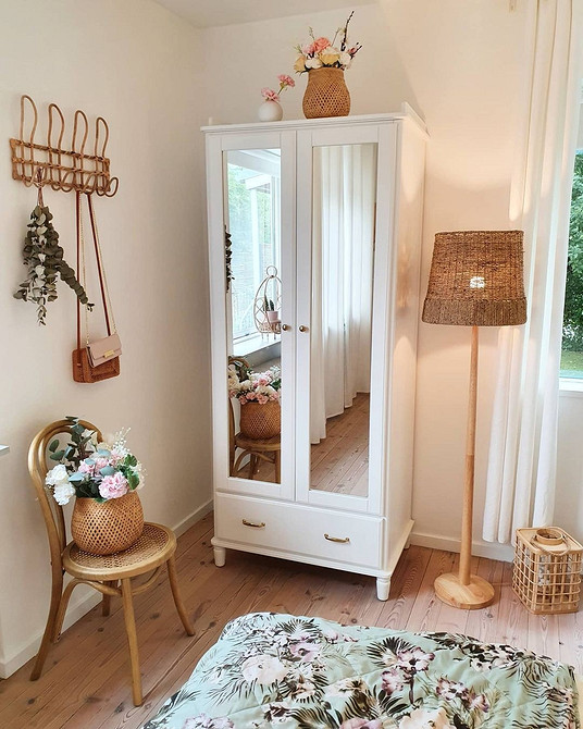 Інтер'єр спальні з білими меблями та акцентами кольору: дизайн затишної кімнати