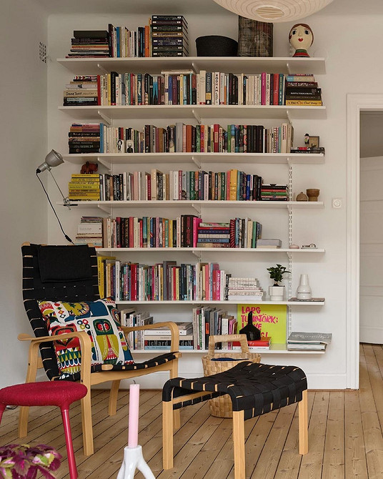 Простора біла кухня з великими вікнами: багато природного світла 2026.