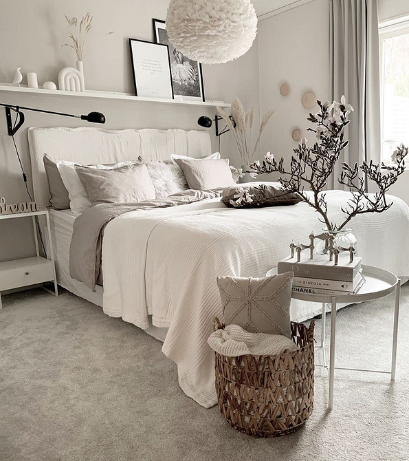 Сучасна спальня з білими меблями та кольоровими деталями: ідеї для натхнення