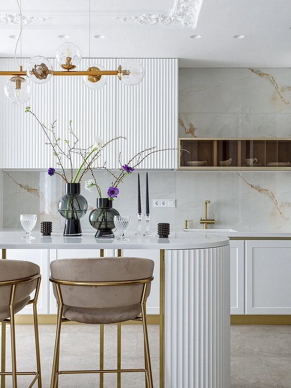 Сучасна біла кухня з дерев'яною стільницею: мінімалізм та функціональність 2026.