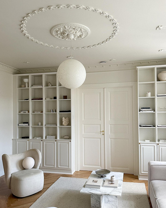 Вітальня з білим диваном: скандинавський стиль 2026 та декоративні подушки для комфорту.