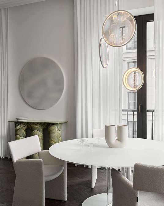 Мінімалістичний кабінет з білим письмовим столом та стелажем для роботи.