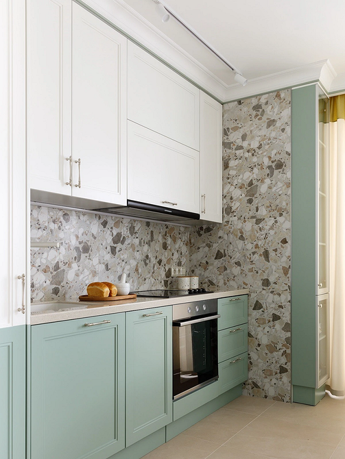 Елегантна біла кухня 2026 з мармуровою стільницею та золотими деталями.