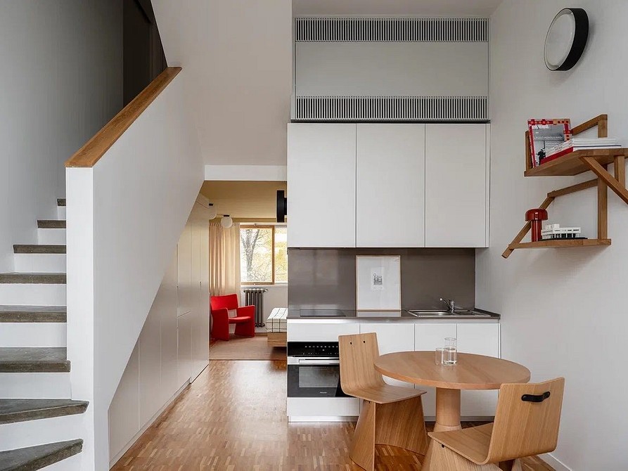 Кухня в скандинавському стилі з білими меблями та рослинами у 2026 році.