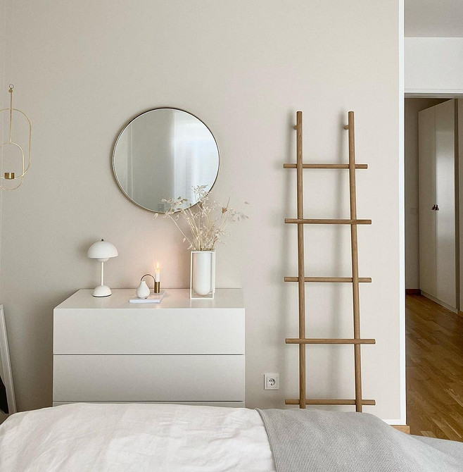 Дизайн спальні з білими меблями та комбінацією різних текстур для створення затишку