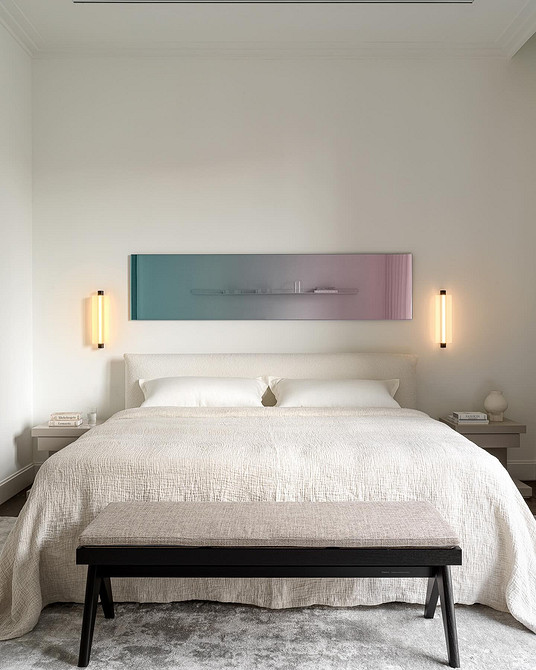 Затишна спальня з білими меблями та зеленими рослинами, що освіжають інтер'єр