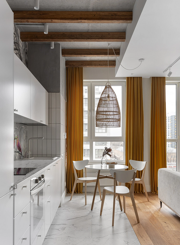 Інтер'єр білої кухні в скандинавському стилі з дерев'яними акцентами у 2026 році.