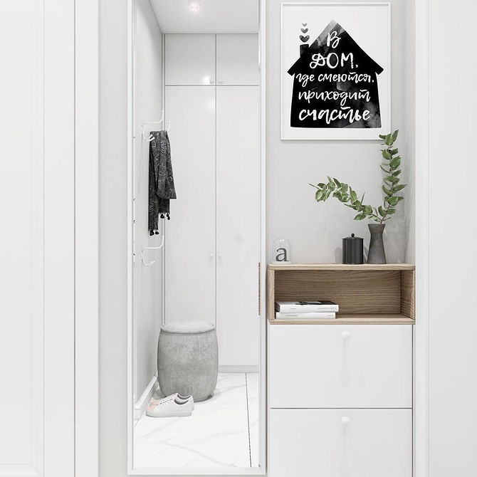 Світла спальня з білим ліжком, доповнена кольоровими подушками та пледом для створення затишку.