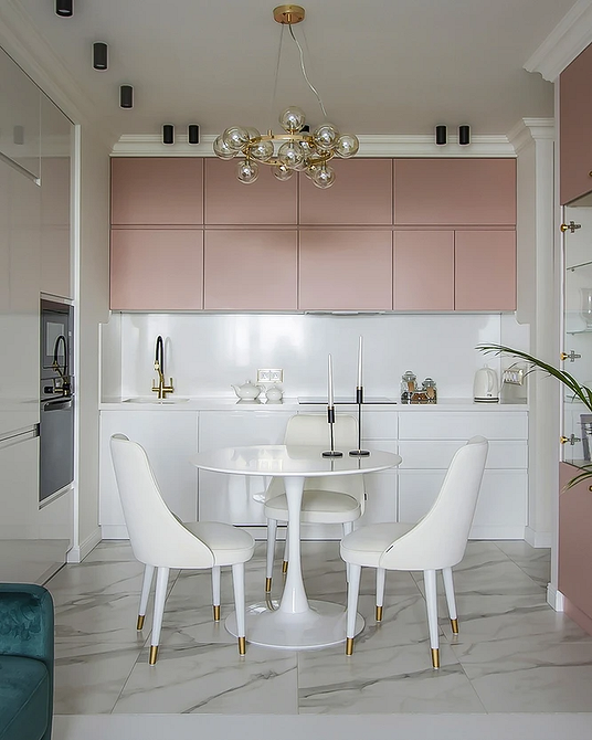 Затишна вітальня з білим диваном та книжковими полицями: місце для відпочинку.