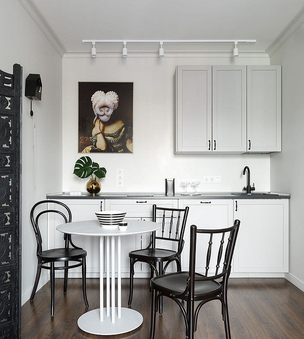 Біла кухня в класичному стилі 2026 з різьбленими фасадами та фурнітурою.