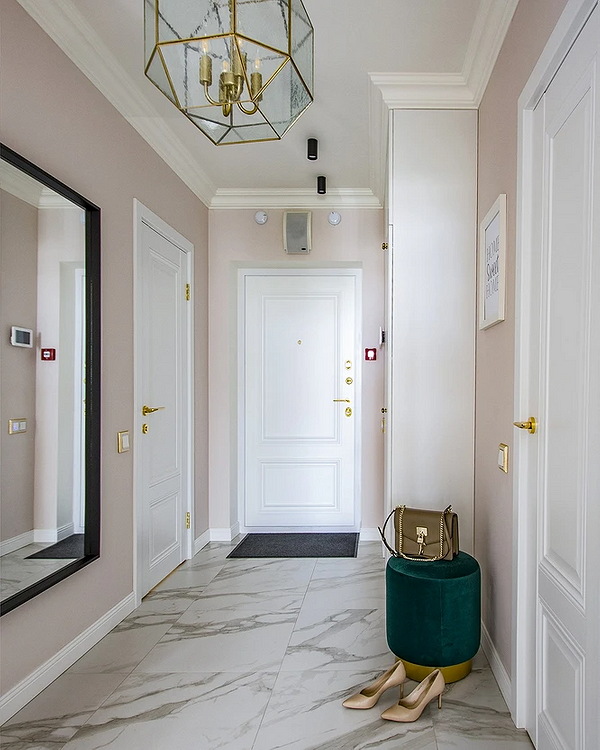 Світла спальня з білими меблями: використання картин та іншого настінного декору для індивідуальності.