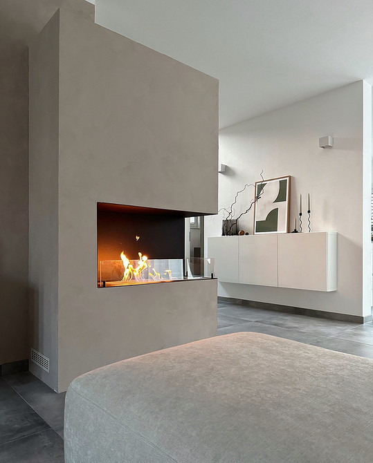 Стильна кухня з білими фасадами та дерев'яною стільницею, скандинавський стиль.